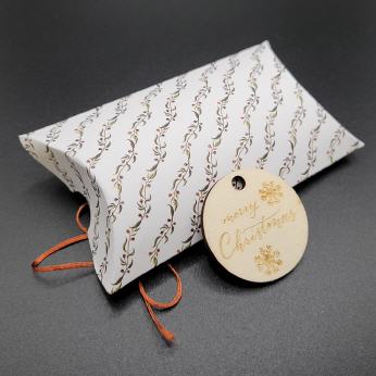 Ovale Verpackung mit Stoffs&auml;ckchen, wei&szlig;/floral