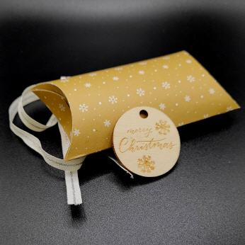 Ovale Verpackung mit Stoffs&auml;ckchen, gold/Schnee