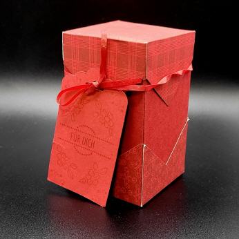 Leere Verpackung in Glutrot